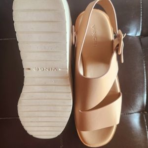 VINCE Un used Sandals